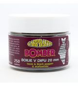 Boilies v dipu Bomber Losos&Black Pepper&Asafoetida 20 mm 250 ml